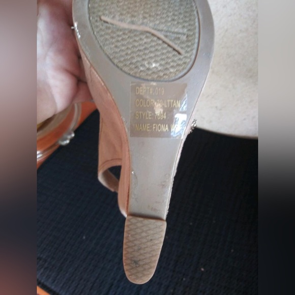 Wild pair beige platform shoes with flowers and golden details. Size 6.5 - Picture 10 of 13